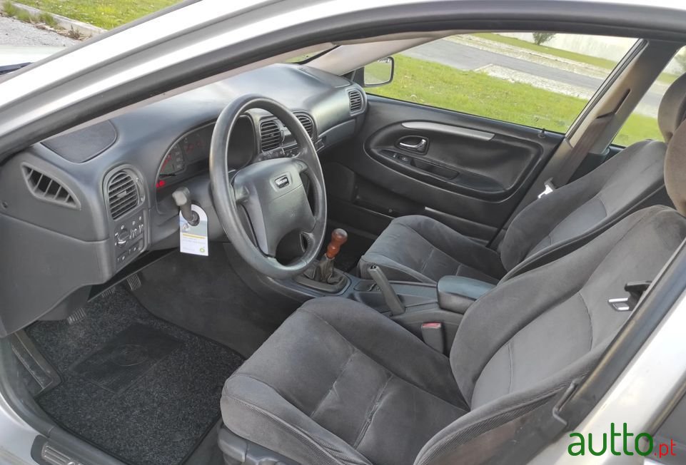 2002' Volvo V40 photo #6