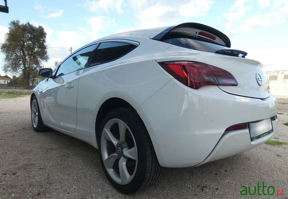 2012' Opel Astra Gtc photo #6