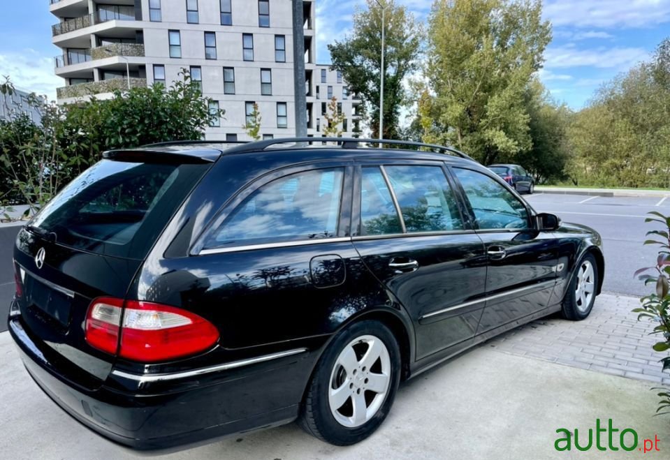 2004' Mercedes-Benz E-220 photo #4