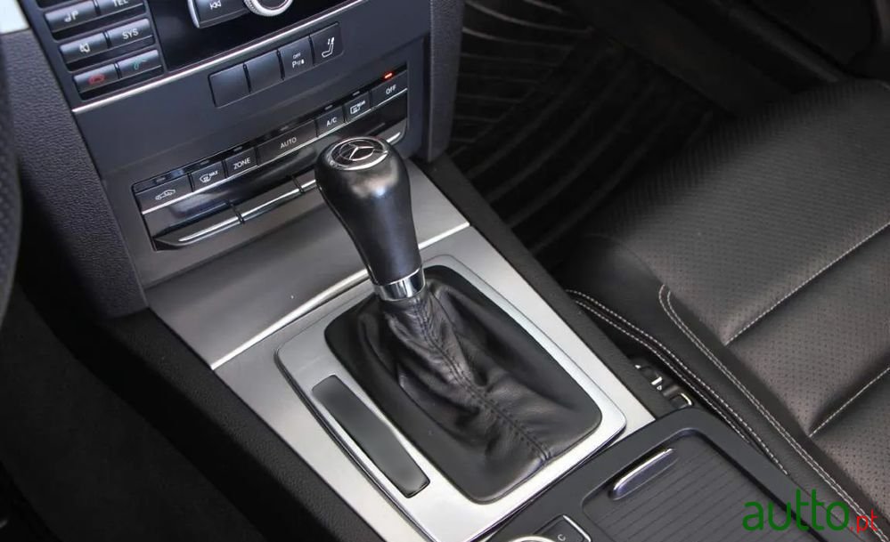 2011' Mercedes-Benz E 250 photo #3