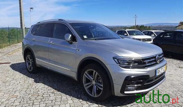 2020' Volkswagen Tiguan Allspace photo #2