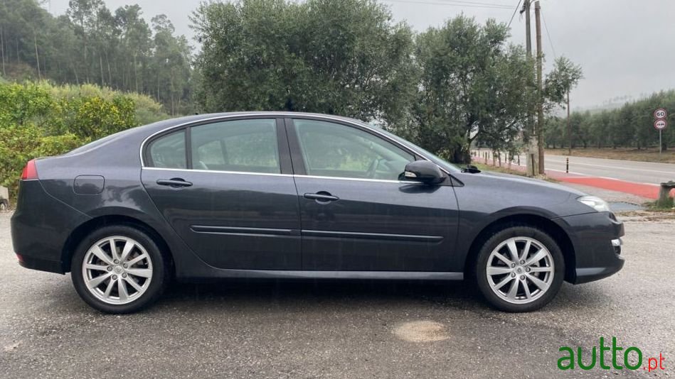 2011' Renault Laguna photo #5