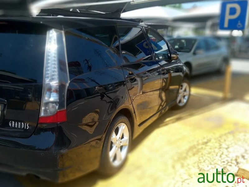 2008' Mitsubishi Grandis photo #4