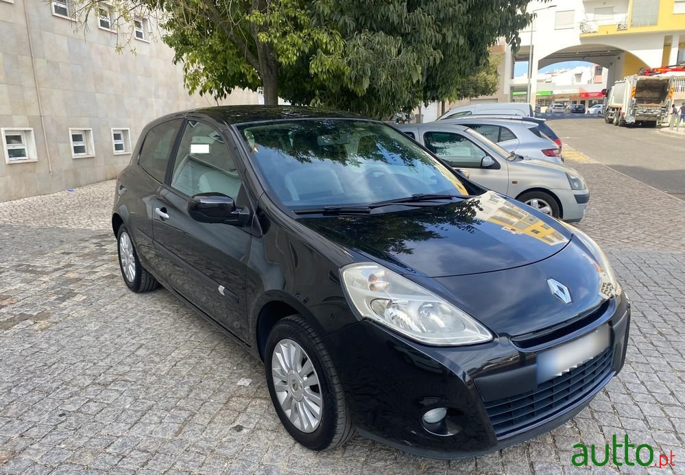 2010' Renault Clio photo #4
