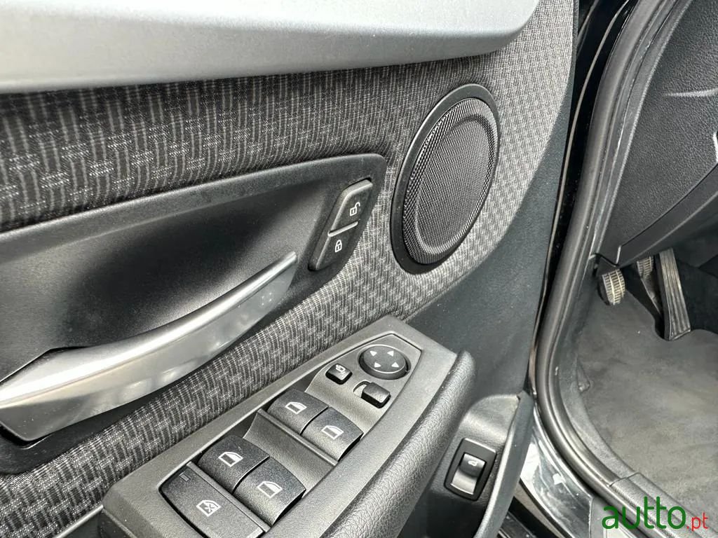 2017' BMW 218 Gran Tourer photo #5