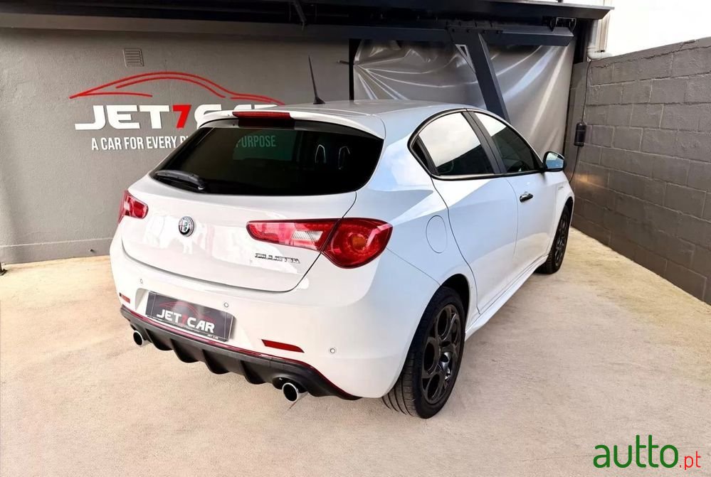2017' Alfa Romeo Giulietta 2.0 Jtdm Sport photo #3