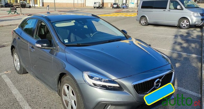 2018' Volvo V40 Cross Country photo #1