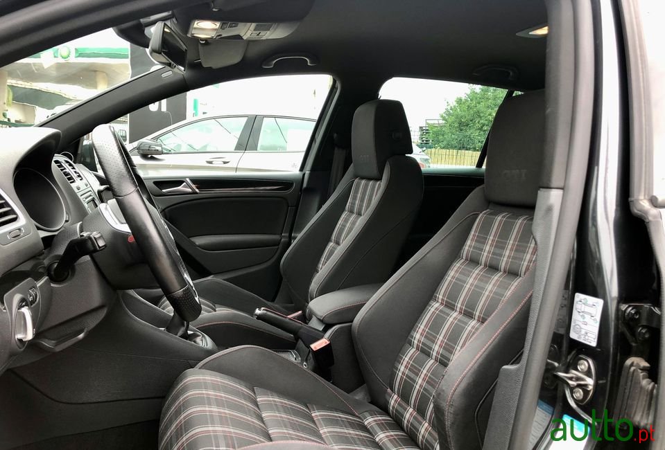 2011' Volkswagen Golf photo #6