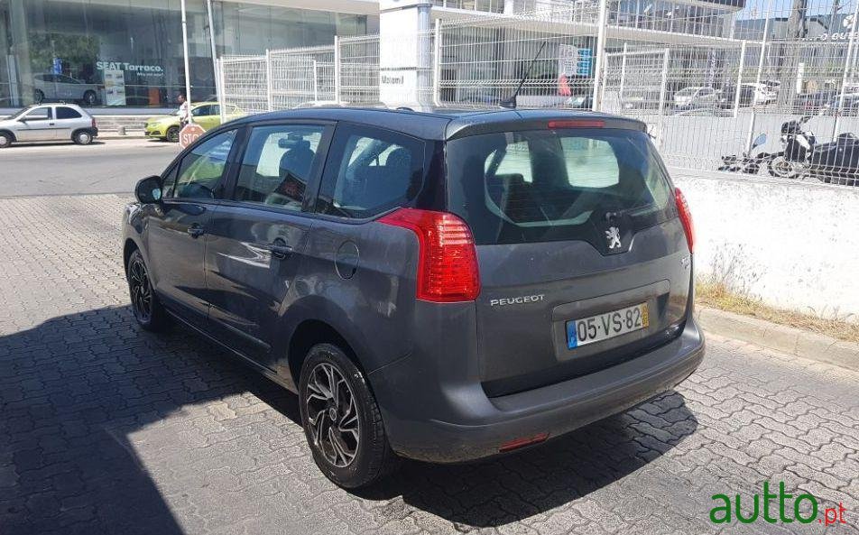 2013' Peugeot 5008 Var Oe9Hd photo #3