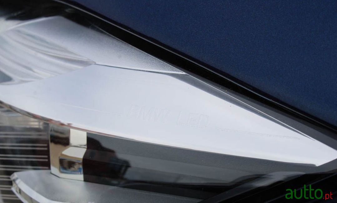 2017' BMW 318 photo #3