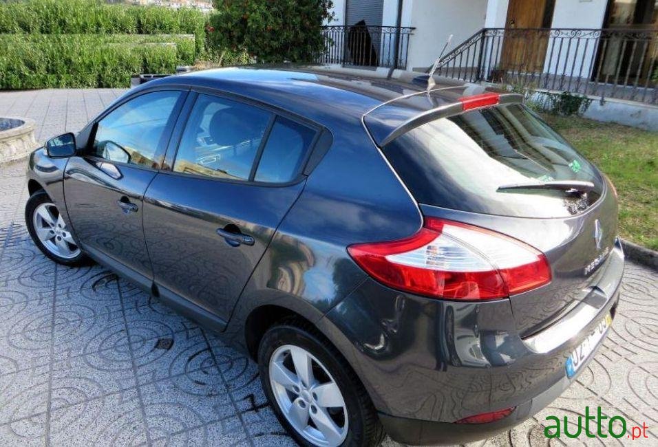 2011' Renault Megane photo #2