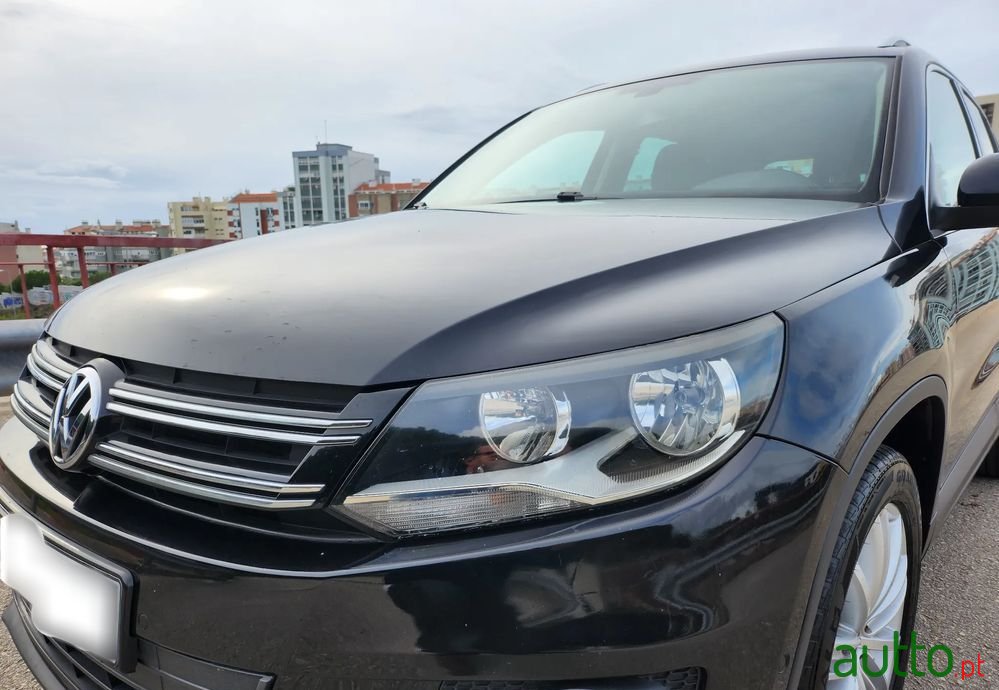 2012' Volkswagen Tiguan photo #2