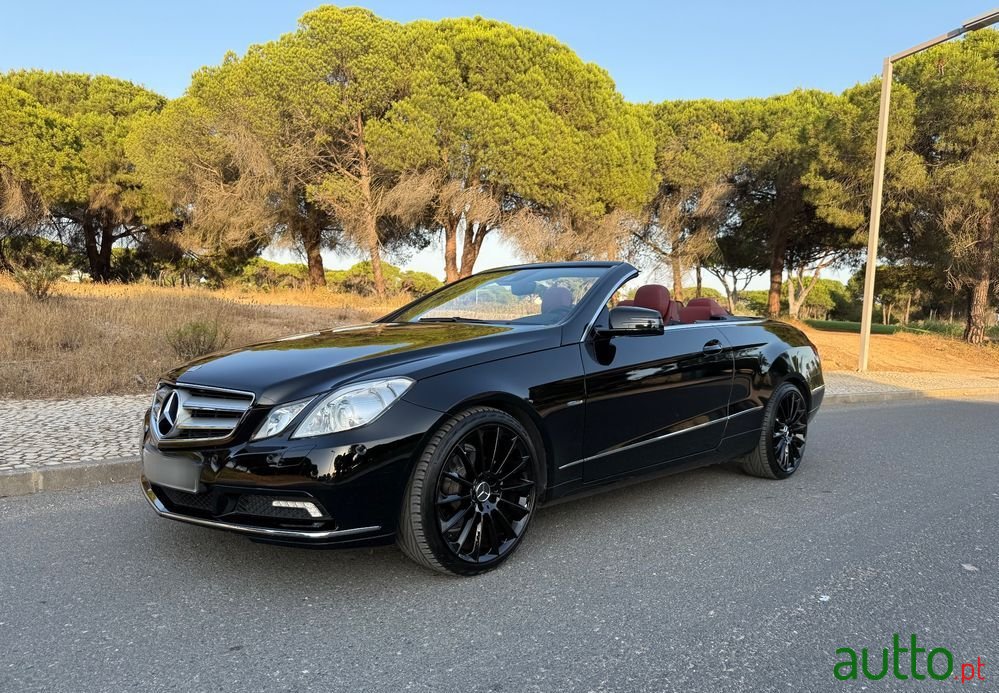 2011' Mercedes-Benz Classe E photo #2