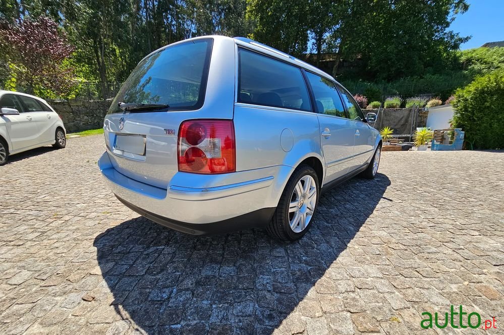 2004' Volkswagen Passat photo #2