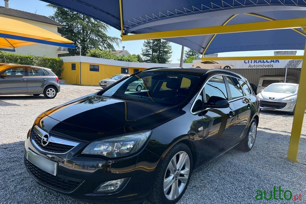 2011' Opel Astra Sports Tourer photo #6