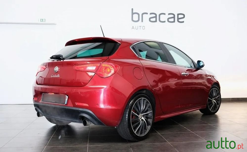 2011' Alfa Romeo Giulietta photo #4