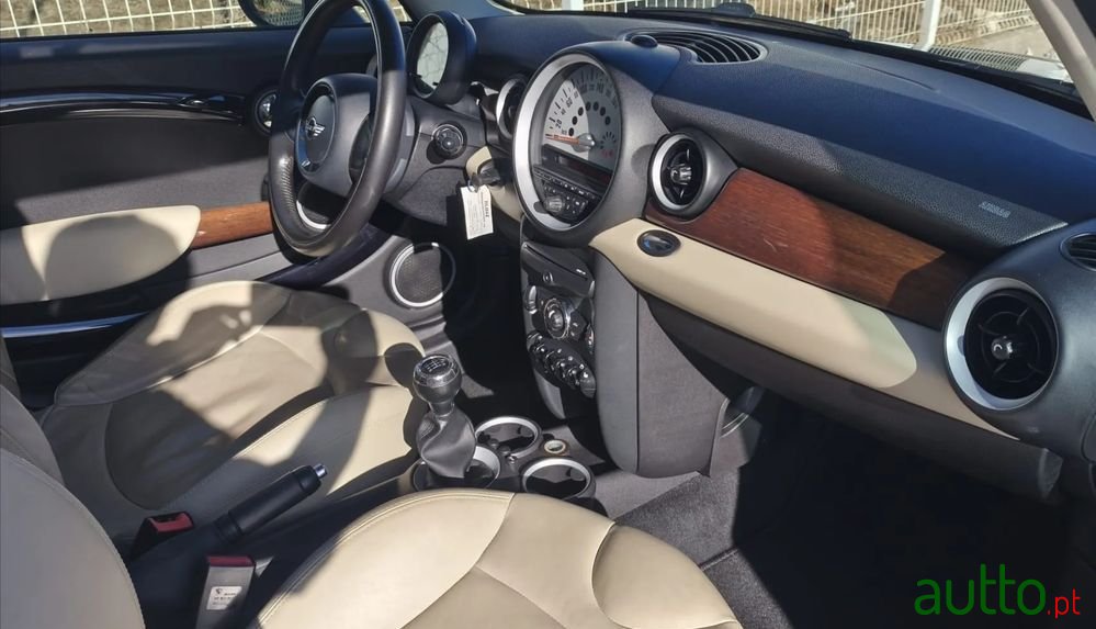 2011' MINI One 3 Portas photo #4