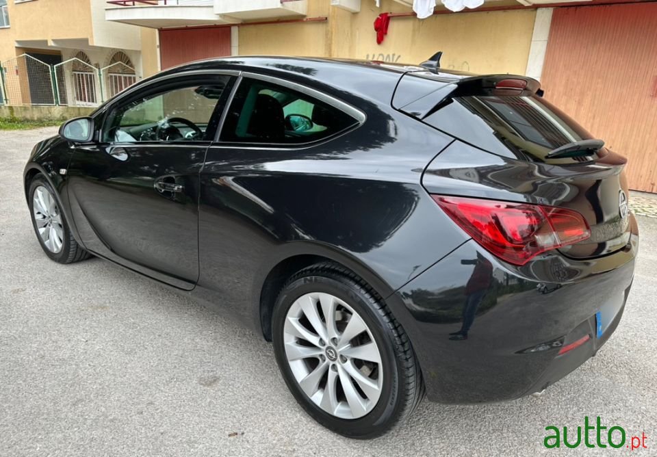 2012' Opel Astra Gtc photo #3