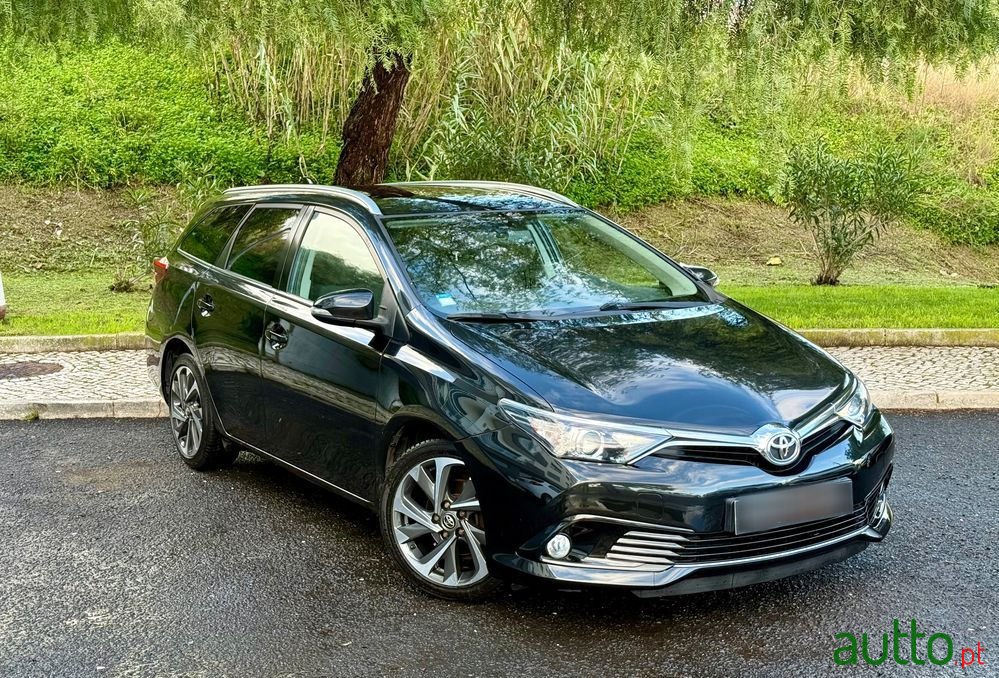 2016' Toyota Auris Touring Sports photo #6