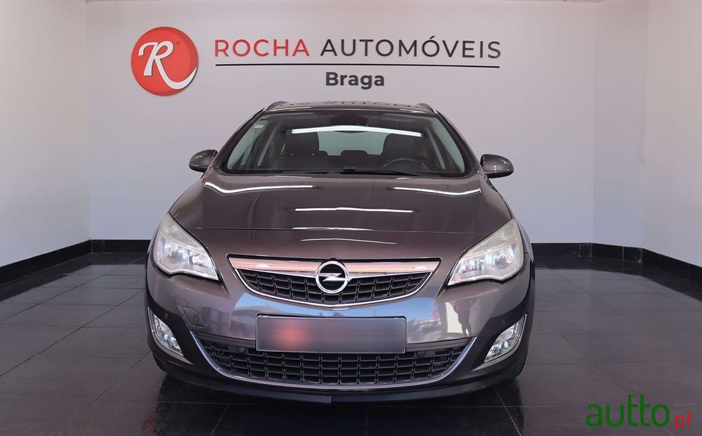 2011' Opel Astra Sports Tourer photo #2