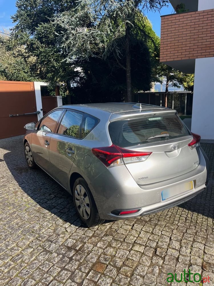 2015' Toyota Auris photo #3