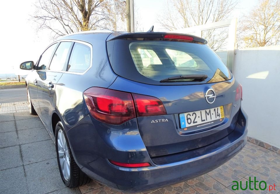 2011' Opel Astra Sports Tourer photo #3