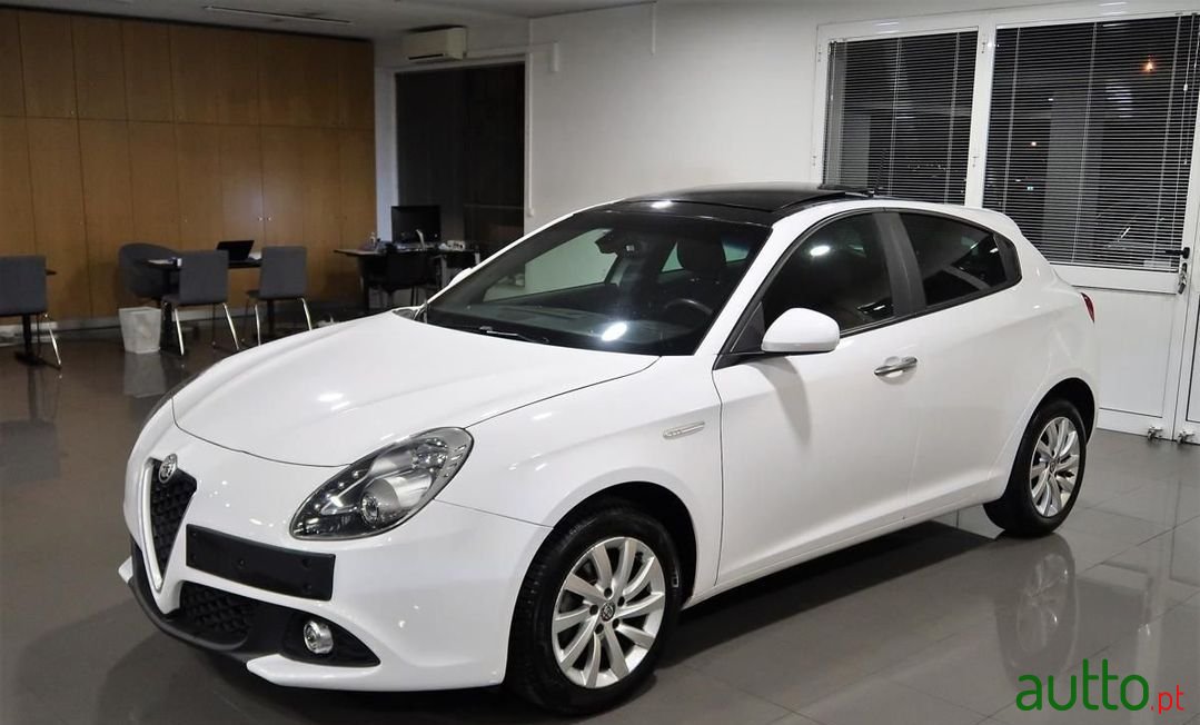 2016' Alfa Romeo Giulietta photo #1