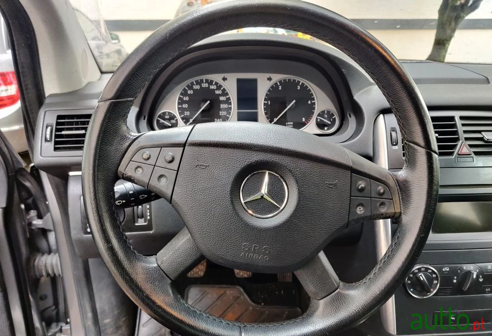 2011' Mercedes-Benz B 180 photo #6