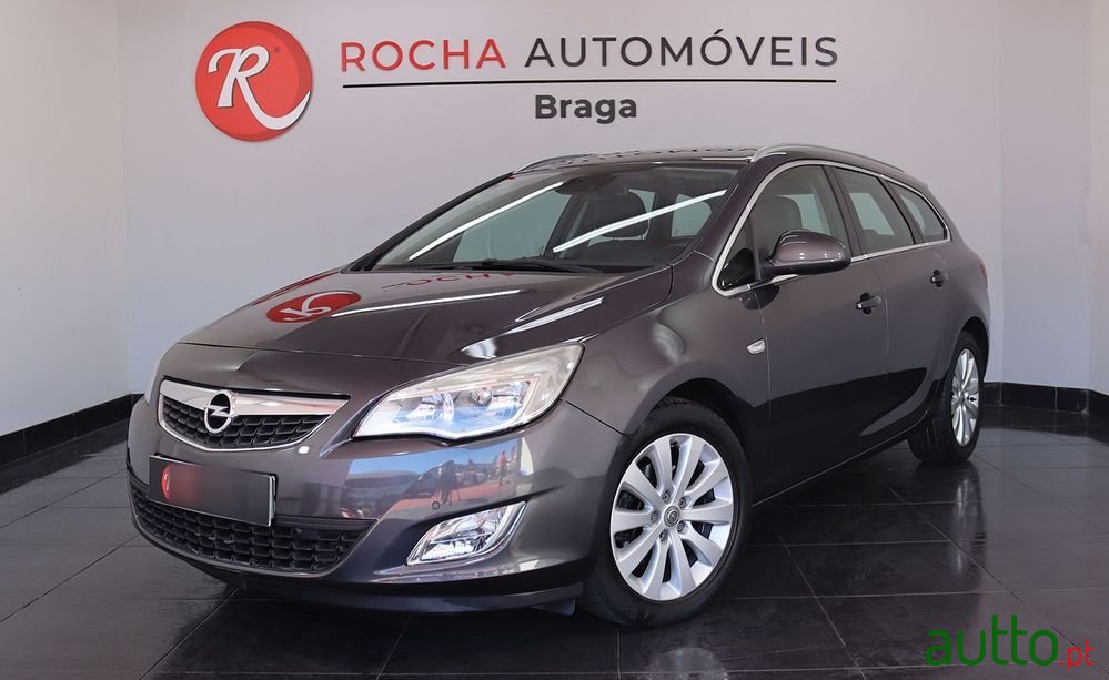 2011' Opel Astra Sports Tourer photo #1