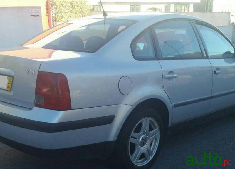 2000' Volkswagen Passat photo #1