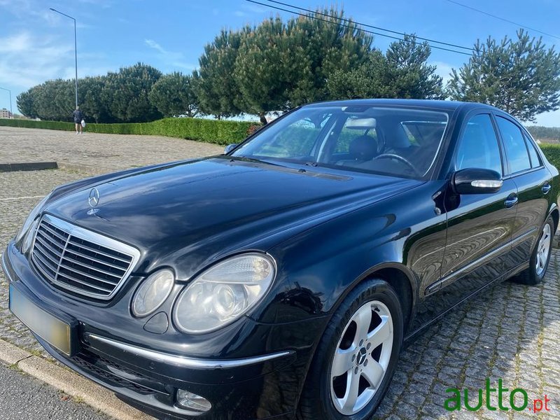 2002' Mercedes-Benz E-220 photo #2