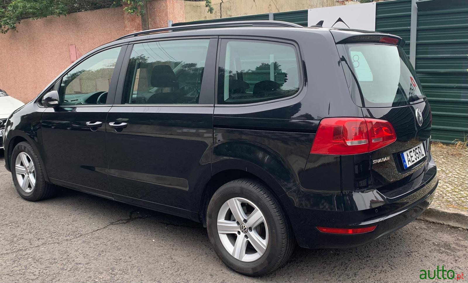 2011' Volkswagen Sharan photo #1