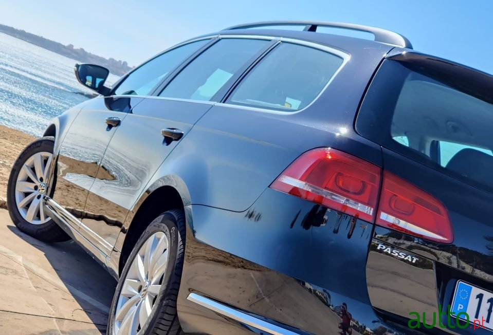 2011' Volkswagen Passat Variant photo #3