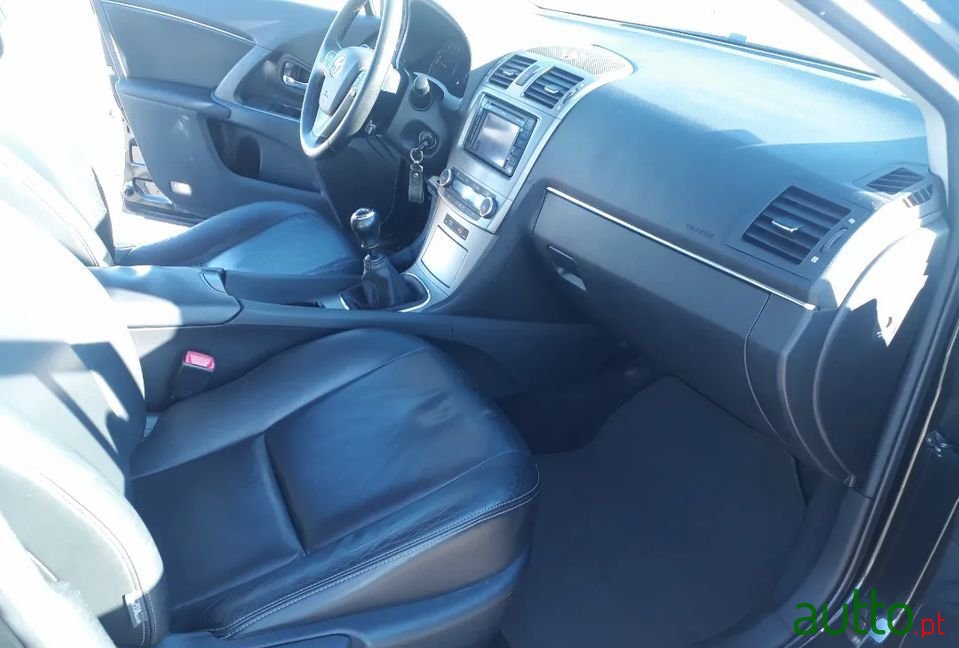 2011' Toyota Avensis photo #5