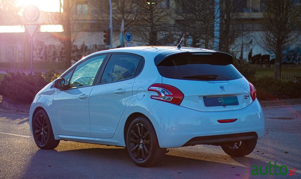 2012' Peugeot 208 photo #5