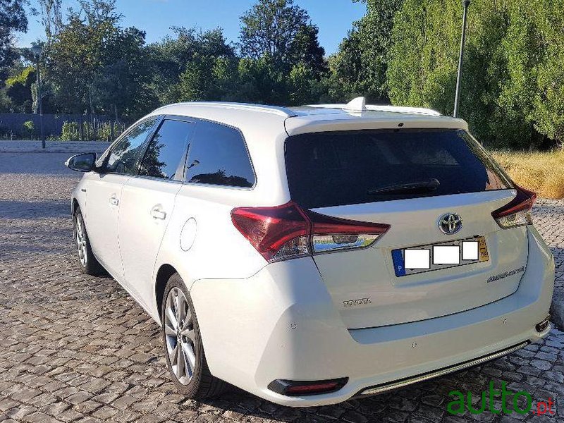 2015' Toyota Auris Touring Sports photo #2