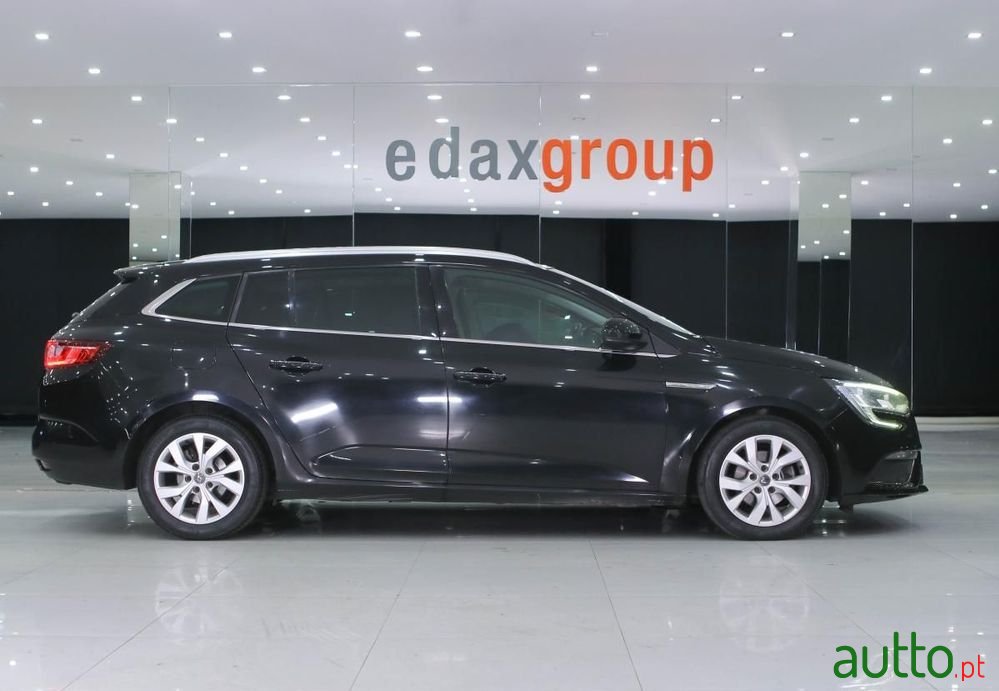 2020' Renault Megane Sport Tourer photo #2