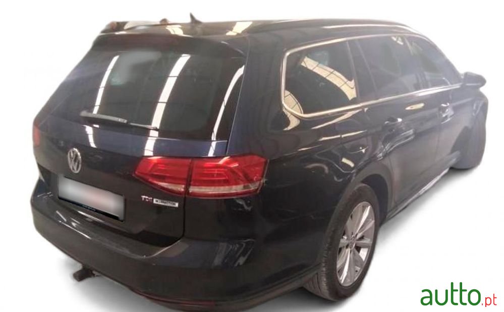 2017' Volkswagen Passat Variant photo #2