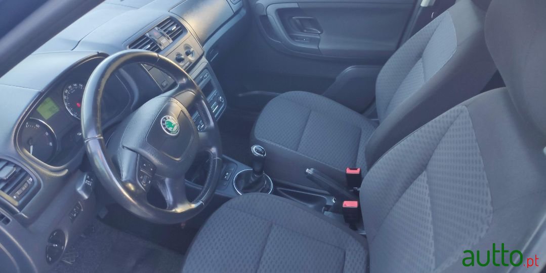 2010' Skoda Fabia Break photo #3