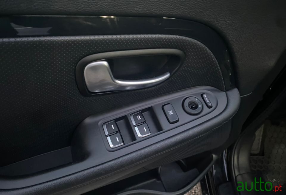 2017' Kia Carens photo #6