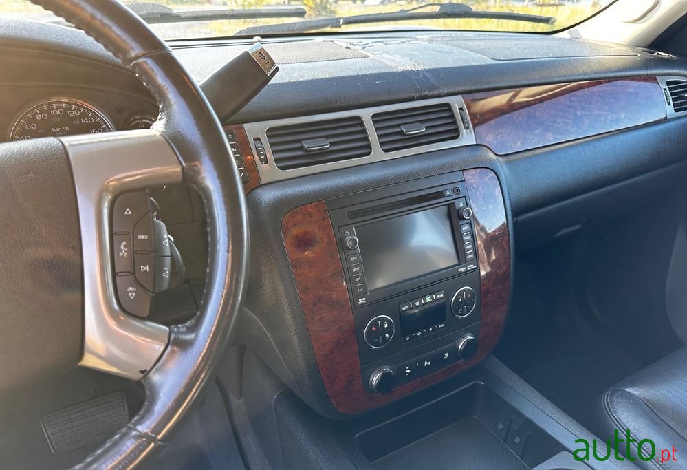 2012' Chevrolet Suburban photo #6