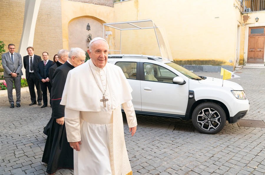 Vaticano recebe o novo… ‘Papa Duster’!