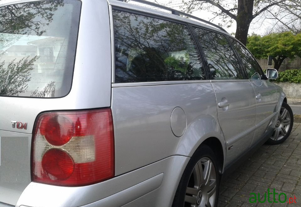 2002' Volkswagen Passat Variant photo #3