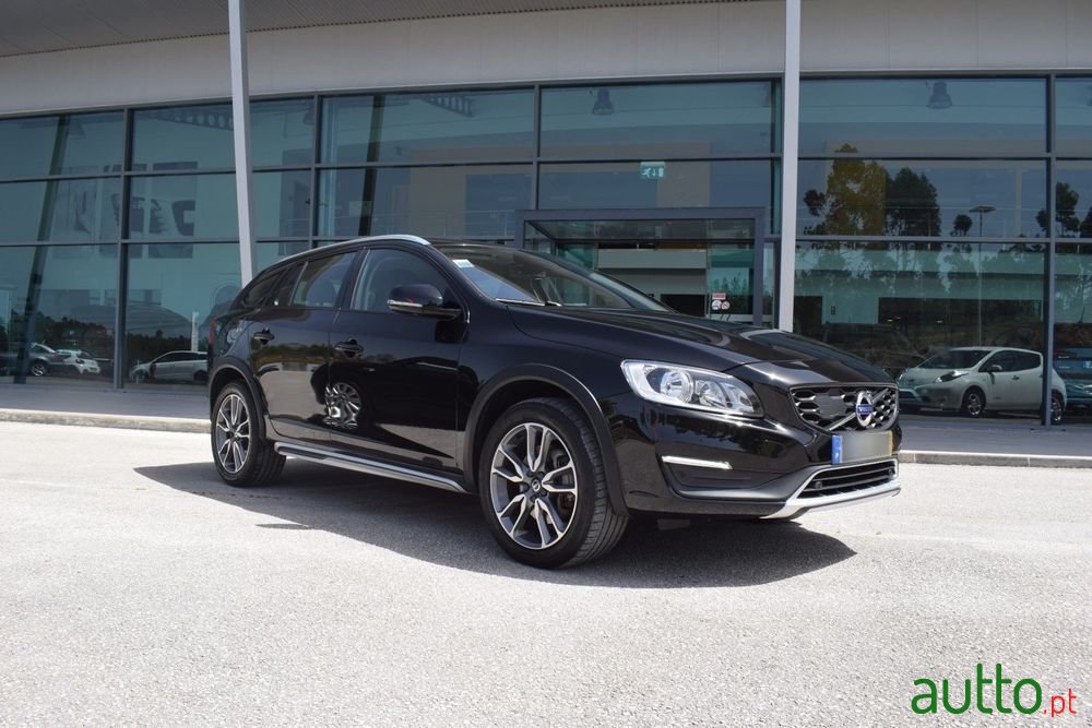 2018' Volvo V60 Cross Country photo #1