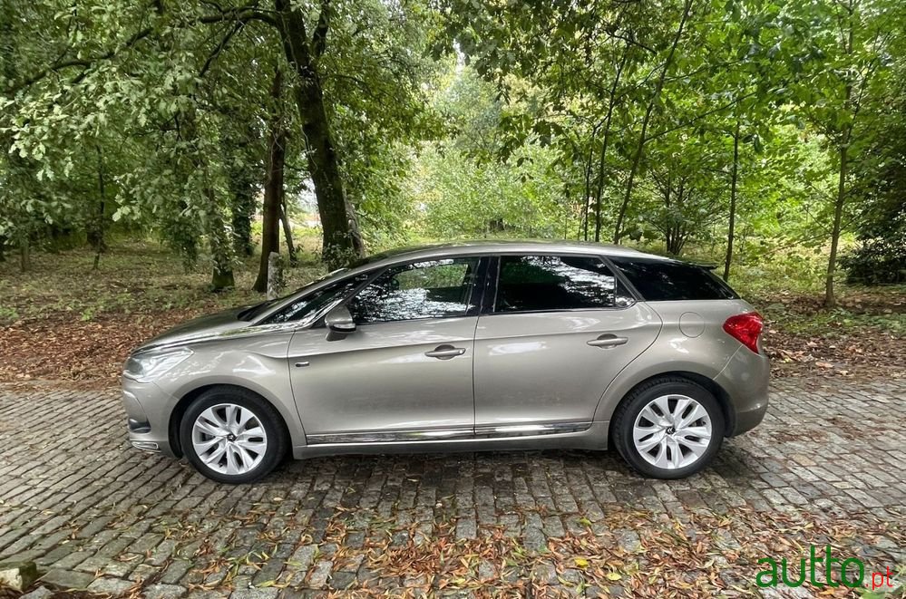 2012' Citroen DS5 photo #2