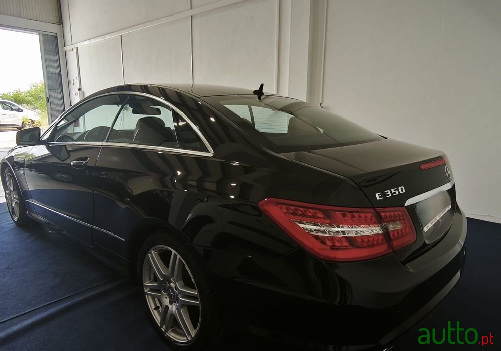2010' Mercedes-Benz Classe E photo #3
