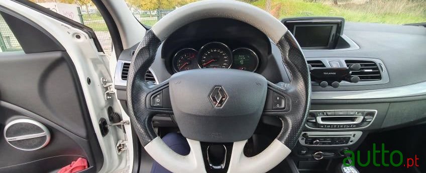 2012' Renault Megane photo #2