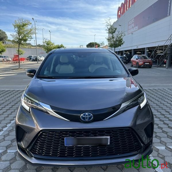 2022' Toyota Sienna photo #2