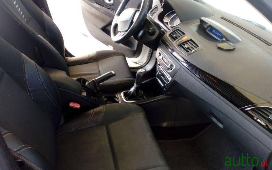 2011' Renault Megane Sport Tourer photo #1