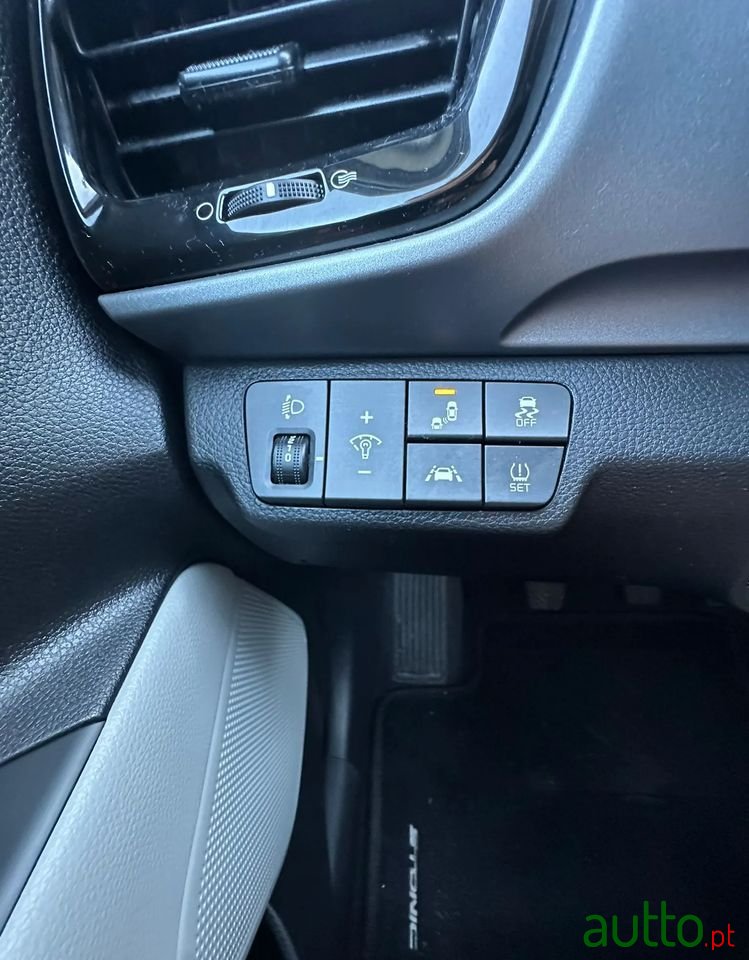 2020' Kia Stonic 1.0 T-Gdi Tech photo #5